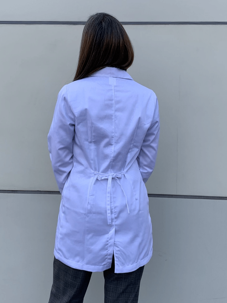 Delantal 1° año Logo Bordado Mujer Constanza – Convenio UDD 2026 - ODONTOLOGIA