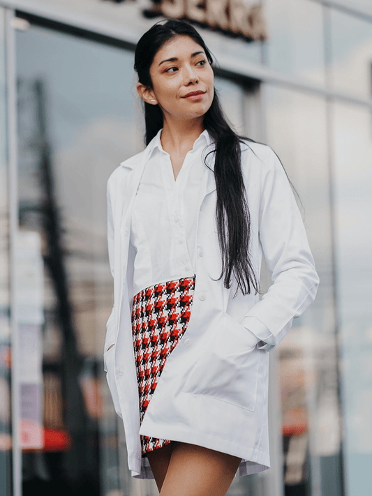 Delantal Logo Bordado Mujer Constanza – Convenio UDD 2026 - MEDICINA