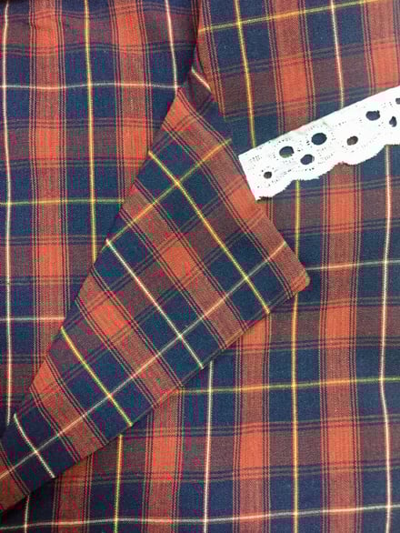 Delantal corte D Escocés delgado rojo con azul MC con blonda