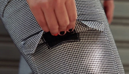 Pantalón pie de pollo, media cintura elasticada, delantero con boton y cierre