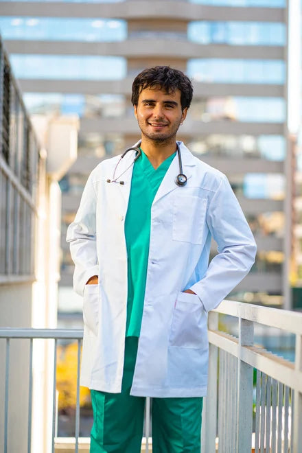 Delantal 1° año Logo Bordado Hombre Americano – Convenio UDD 2026 - ODONTOLOGIA