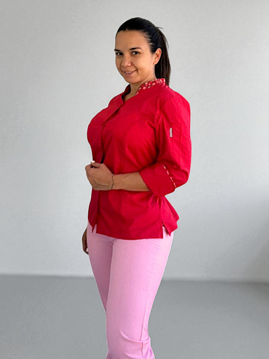 Chaqueta Clara roja detalles en flores rosas