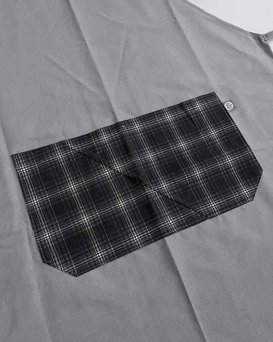 Pechera Carpintero unisex gris claro con bolsillo escocés