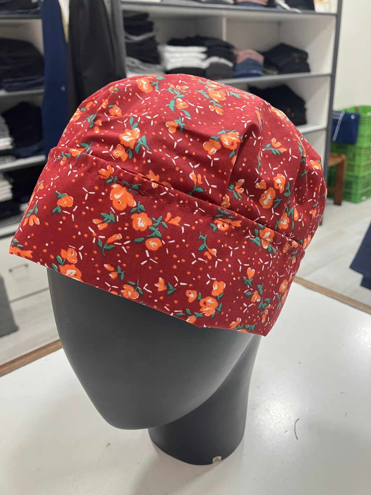 Gorro Magnolia estampado Flores con burdeo (E27)