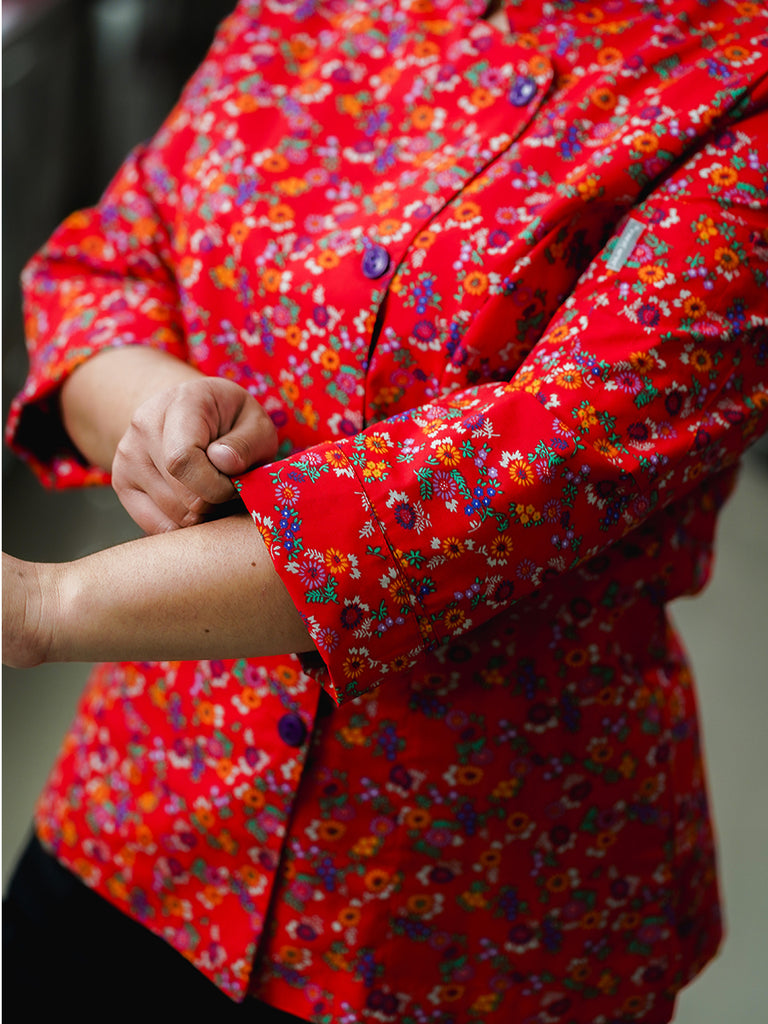 Chaqueta Laura en poly estampado rojo florcitas moradas y naranja SENA E06