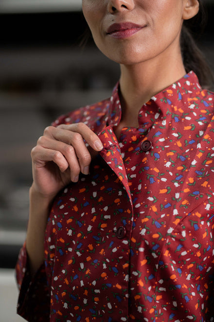 Chaqueta Laura roja oscura con flores naranjas, blancas y azules. E21