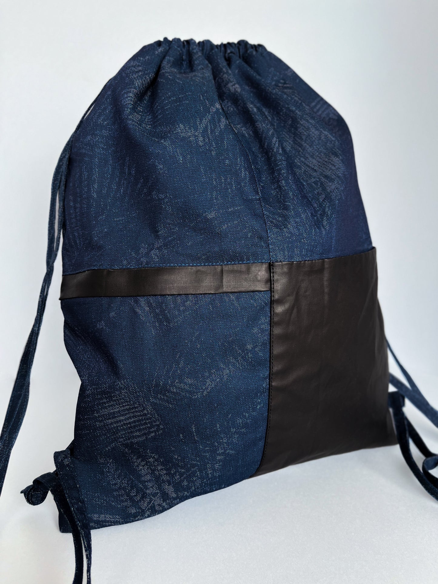 Bolso mochila Brisa Negra – Edición Artesanal Julin Serra