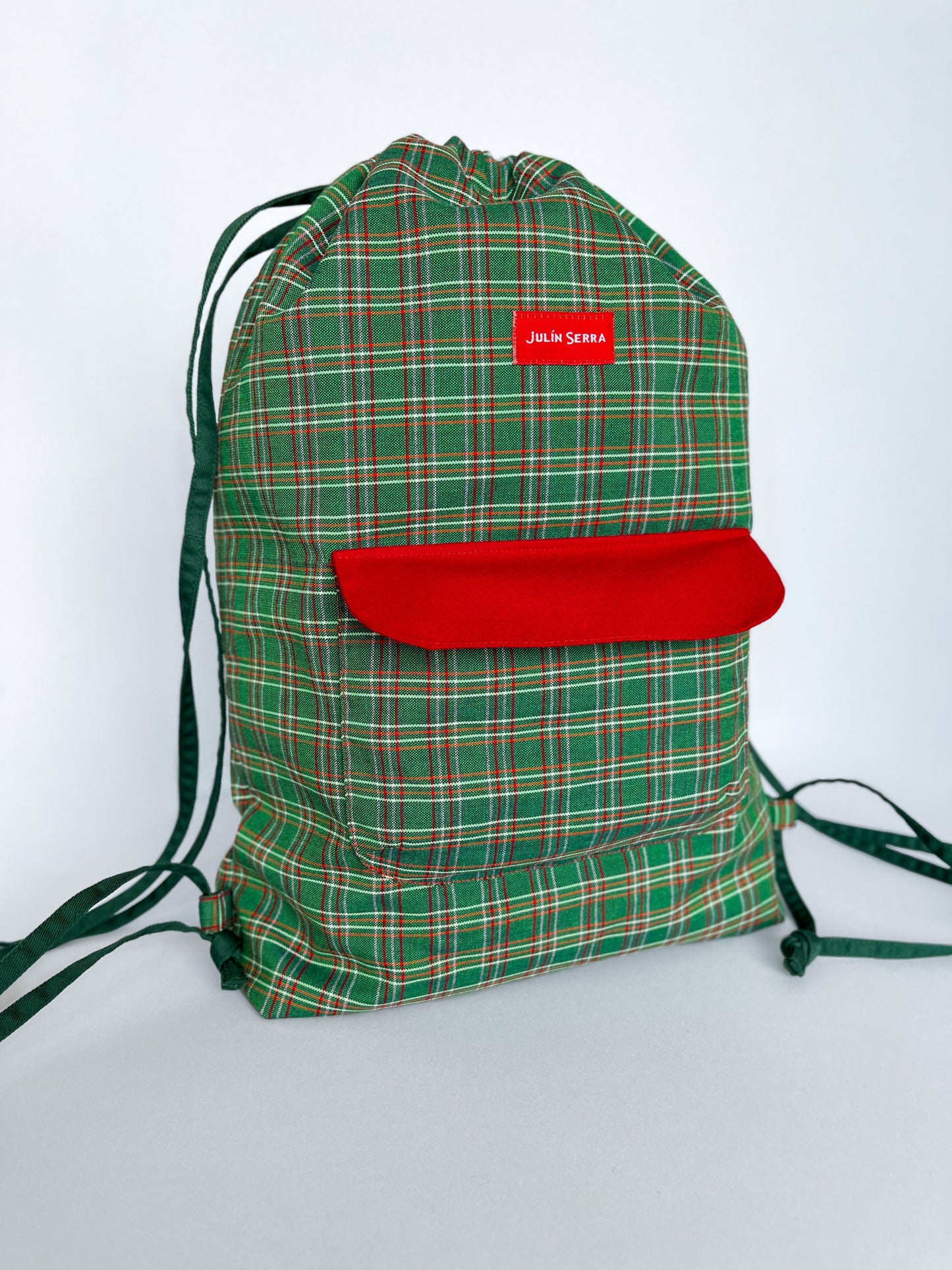 Bolso Mochila Verde Escocés – Edición Artesanal Julin Serra