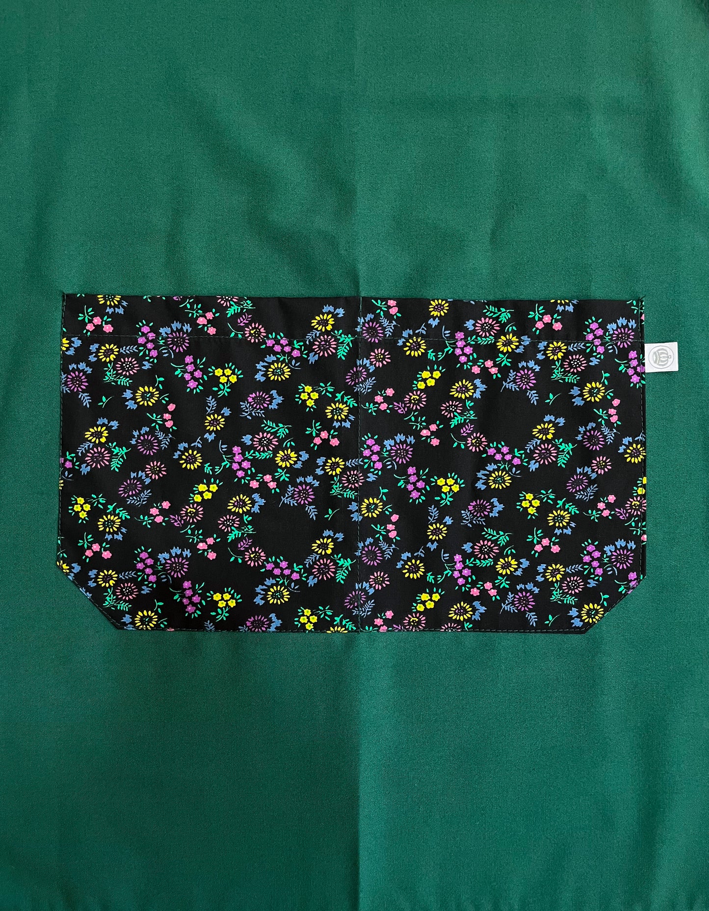 Pechera Carpintero Verde con bolsillo en flores