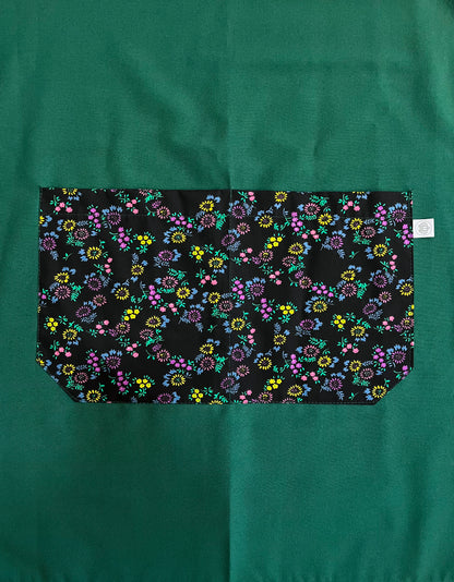 Pechera Carpintero Verde con bolsillo en flores