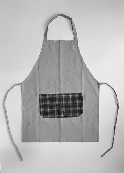 Pechera Carpintero unisex gris claro con bolsillo escocés