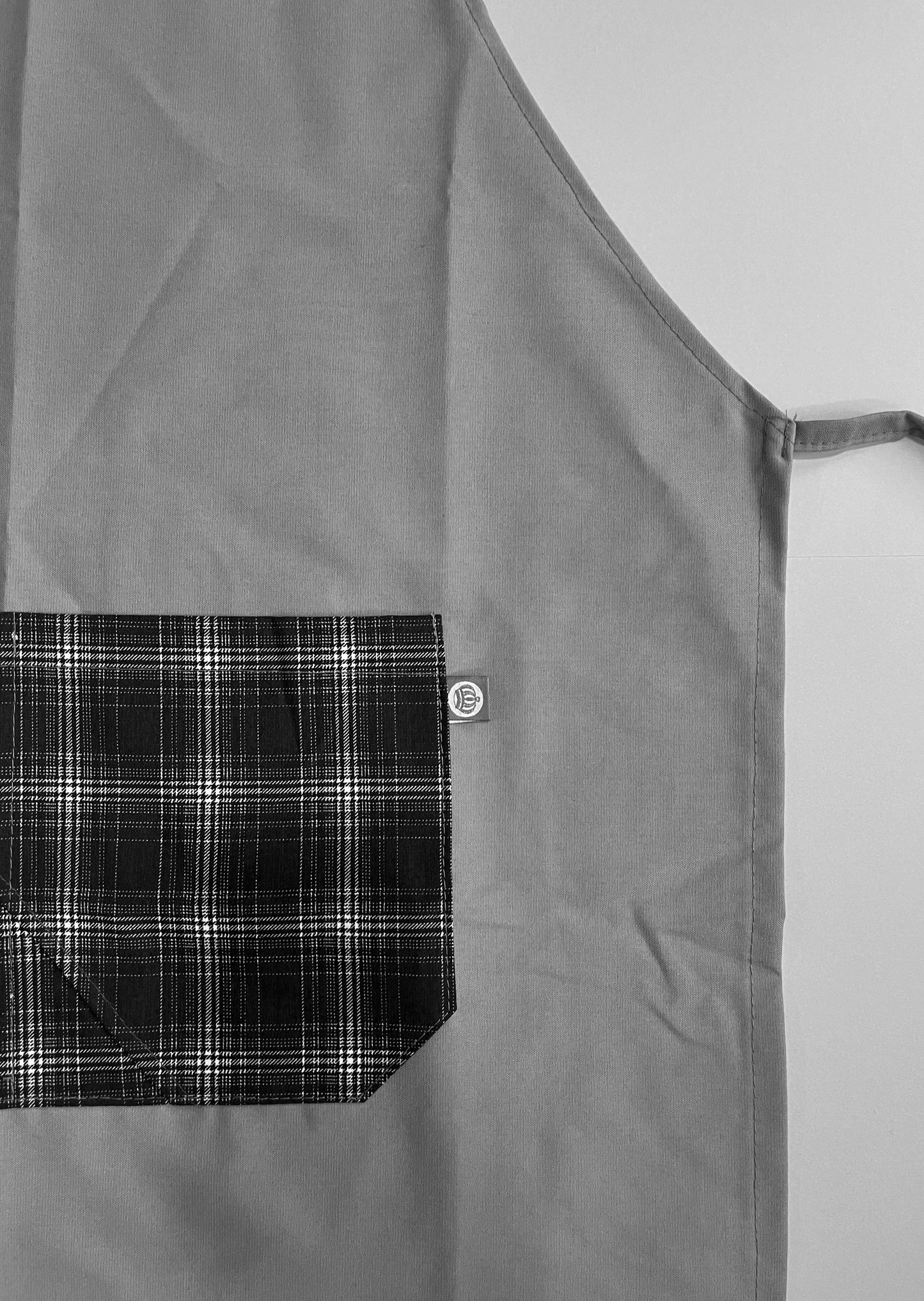 Pechera Carpintero unisex gris claro con bolsillo escocés