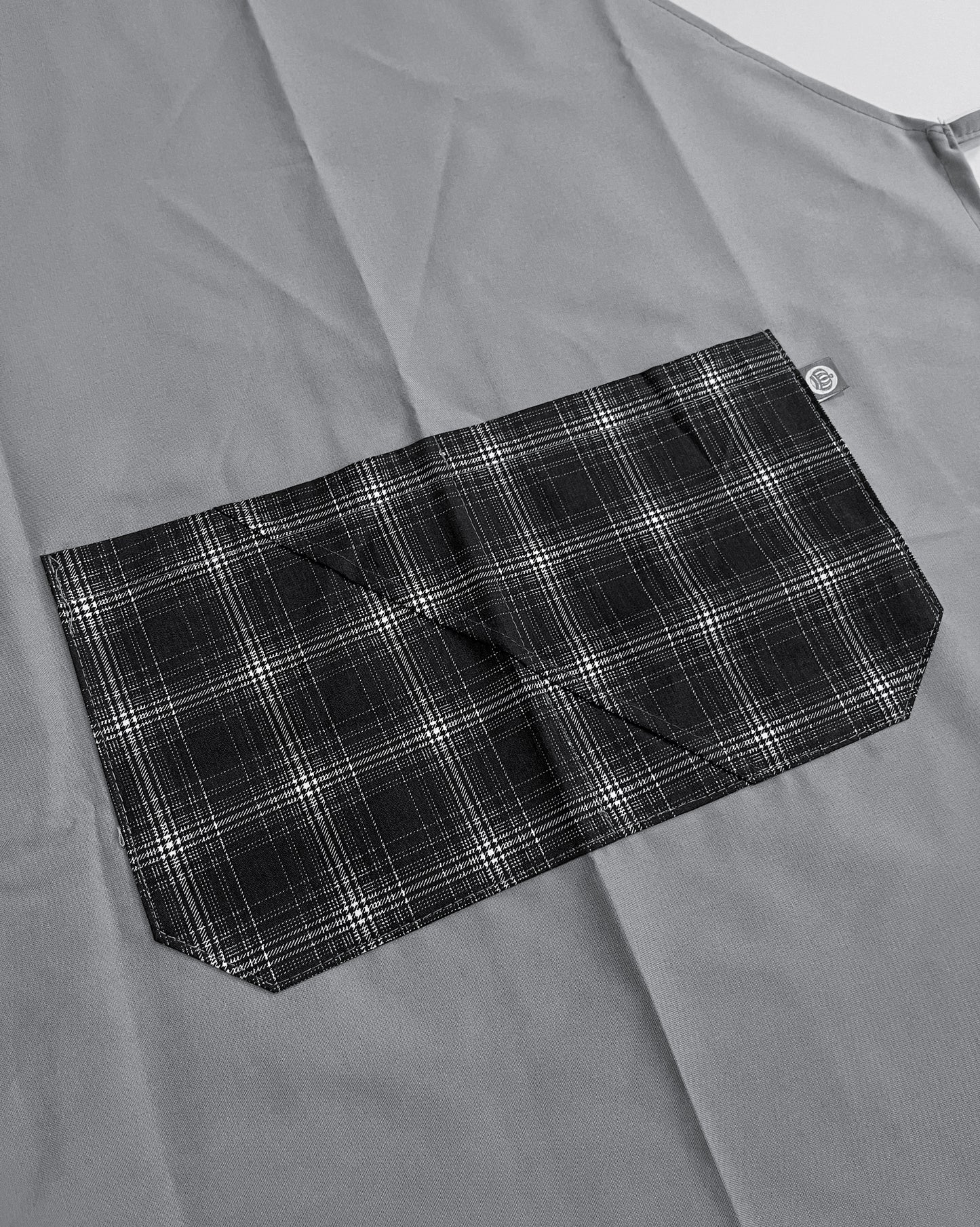 Pechera Carpintero unisex gris claro con bolsillo escocés