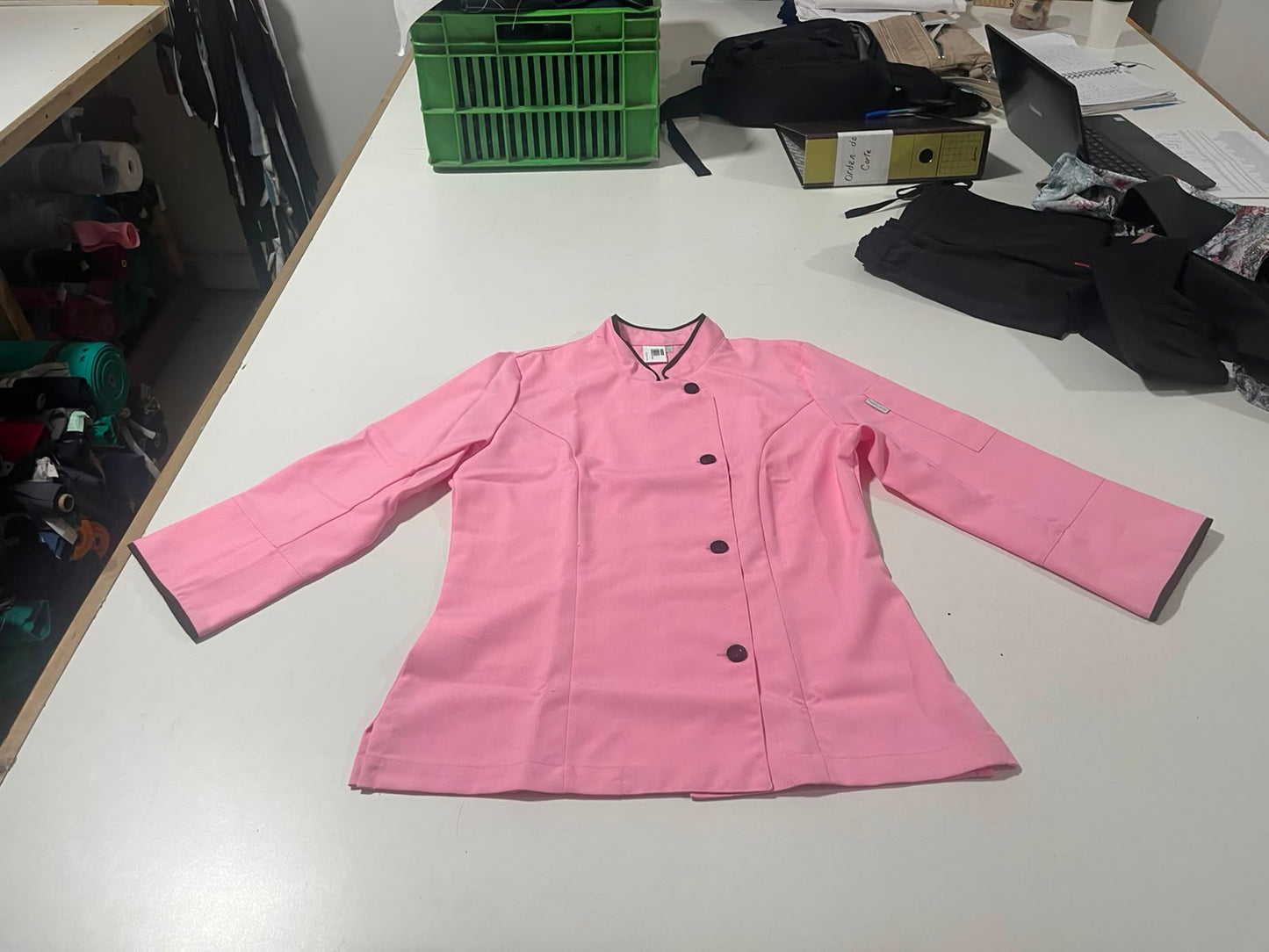 Chaqueta Laura rosada con vivo chocolate